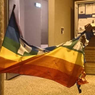 La bandiera della pace vandalizzata