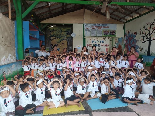 Pertusio tra bimbi e maestre della scuola balinese
