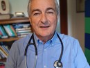 Il medico Lorenzo Fossat con il suo stetoscopio