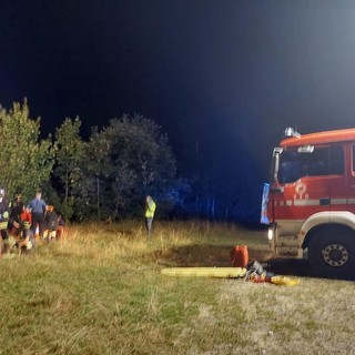 Auto contro un albero a Bagnolo Piemonte: ragazzo intrappolato nell’abitacolo