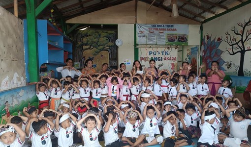Pertusio tra bimbi e maestre della scuola balinese Pertusio tra bimbi e maestre della scuola balinese