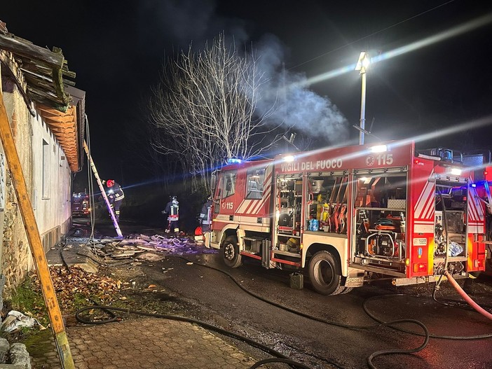 Va in fiamme il tetto di una casa a Bricherasio in strada San Giovanni Va in fiamme il tetto di una casa a Bricherasio in strada San Giovanni