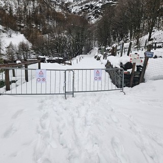 Le transenne a Villanova dove si imbocca il sentiero per il Pra