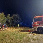 Auto contro un albero a Bagnolo Piemonte: ragazzo intrappolato nell’abitacolo