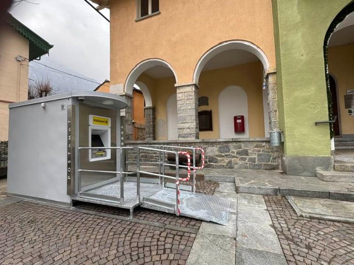 Il postamat davanti al municipio (foto di Jole Paolasso)