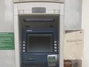 Il bancomat con il foglio che annuncia la chiusura