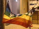 La bandiera della pace vandalizzata