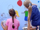 Gli alunni delle elementari al lavoro per il murale di piazza Giretti