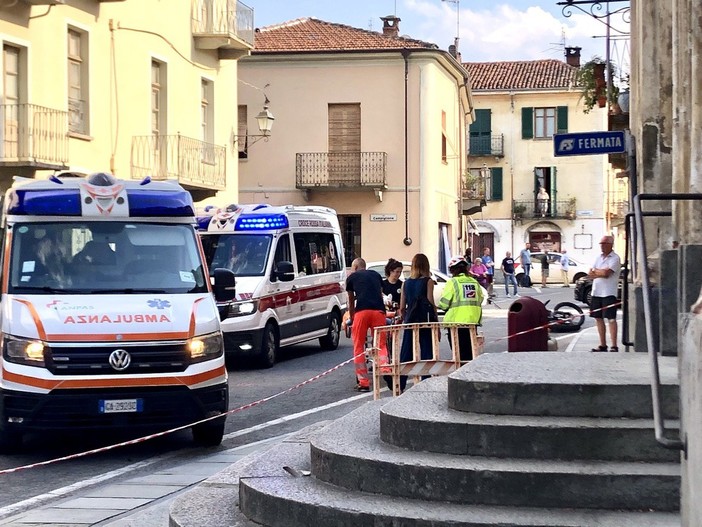 Scontro tra auto e motorino in centro a Bricherasio