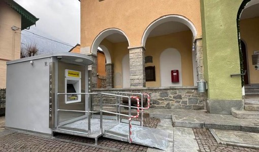 Il postamat davanti al municipio (foto di Jole Paolasso)