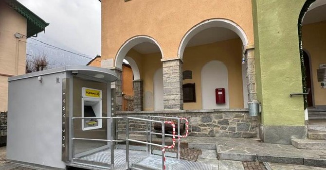 Il postamat davanti al municipio (foto di Jole Paolasso)
