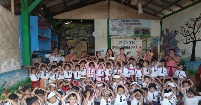 Pertusio tra bimbi e maestre della scuola balinese Pertusio tra bimbi e maestre della scuola balinese