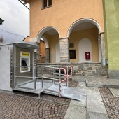 Il postamat davanti al municipio (foto di Jole Paolasso) Il postamat davanti al municipio (foto di Jole Paolasso)