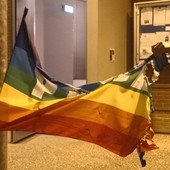 La bandiera della pace vandalizzata