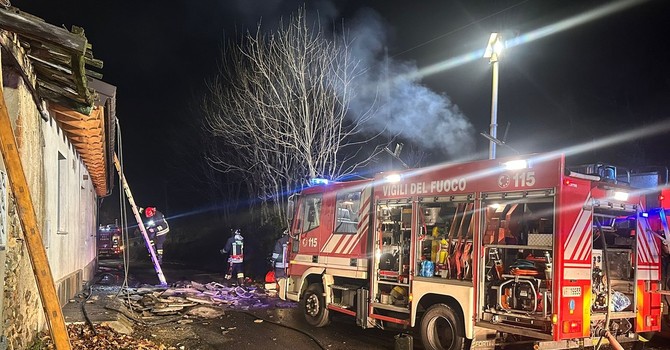 Va in fiamme il tetto di una casa a Bricherasio in strada San Giovanni