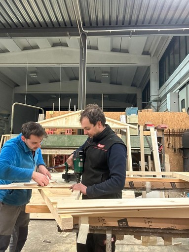 Al lavoro per costruire le casette di ‘Briche Noël’ Al lavoro per costruire le casette di ‘Briche Noël’