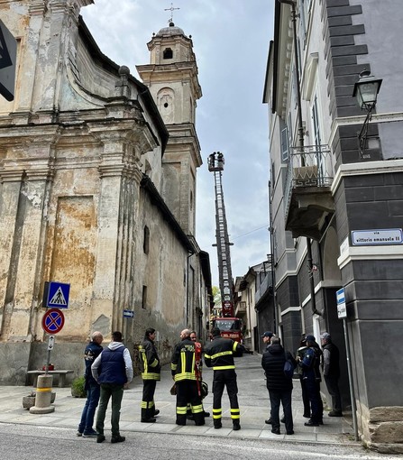 Volano via frammenti di lamiera dal campanile della Confraternita: a Bricherasio intervengono i vigili del fuoco