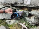 La scarpa e la croce riposizionate al Colle Manzol