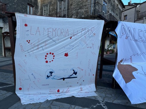 Tre appuntamenti in Val Pellice per ricamare i lenzuoli migranti che attraversano l’Italia Tre appuntamenti in Val Pellice per ricamare i lenzuoli migranti che attraversano l’Italia