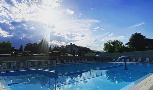 Dopo ritardi negli allestimenti e nell’analisi dell’acqua apre la piscina comunale di Cavour