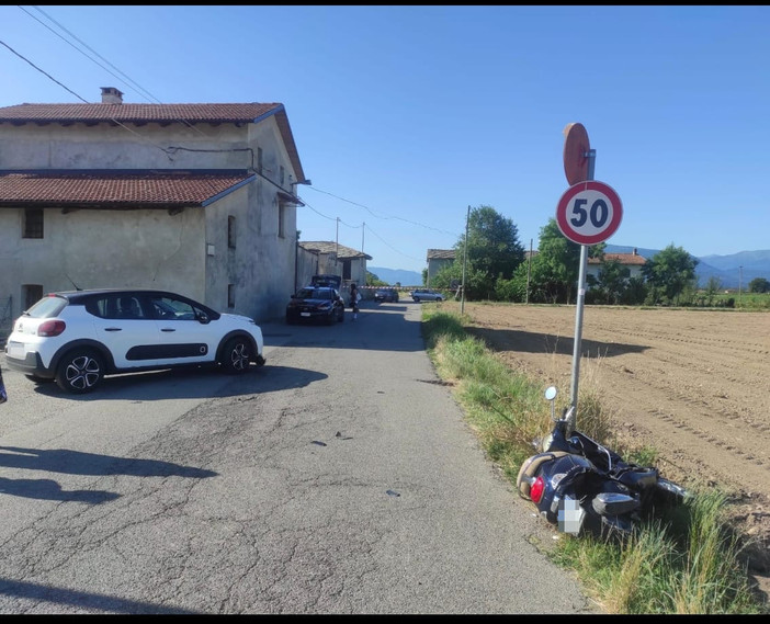 Scontro tra auto e scooter a Cavour in via Gemerello
