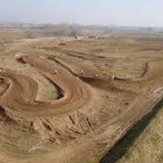 Brutto incidente durante una gara amatoriale di motocross