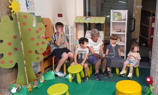Marisa Perassi durante le letture del sabato in biblioteca a Cavour