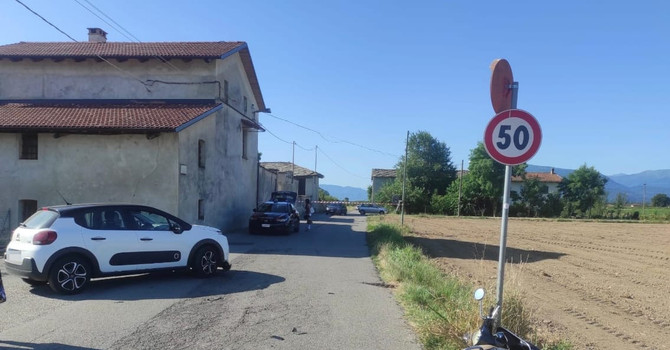 Scontro tra auto e scooter a Cavour in via Gemerello