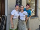 Commercianti cavouresi sotto una lavagnetta con frase motivante