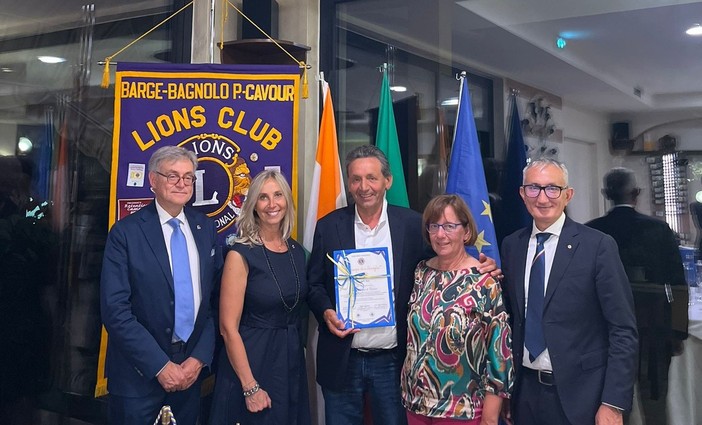 La consegna della pergamena al presidente Roberto Bruno La consegna della pergamena al presidente Roberto Bruno