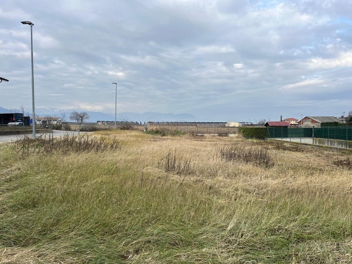Il terreno su cui sorgerà l’area camper Il terreno su cui sorgerà l’area camper
