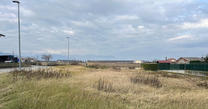 Il terreno su cui sorgerà l’area camper Il terreno su cui sorgerà l’area camper