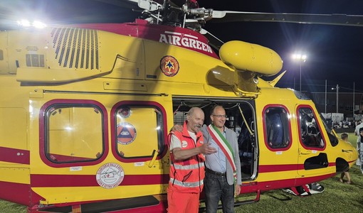 Mauro Bessone con il sindaco Paschetta all’inaugurazione della piazzola di atterraggio in notturna