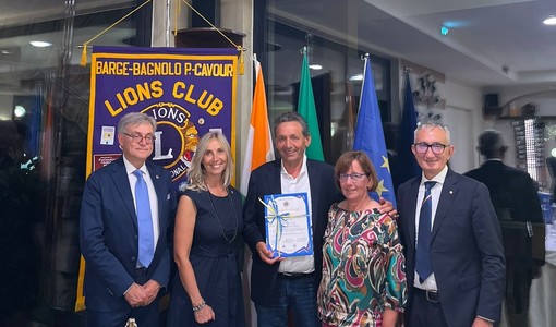 La consegna della pergamena al presidente Roberto Bruno