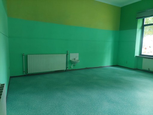 Nuovo pavimento e tinteggiatura alle pareti per la Scuola dell’Infanzia di Cavour
