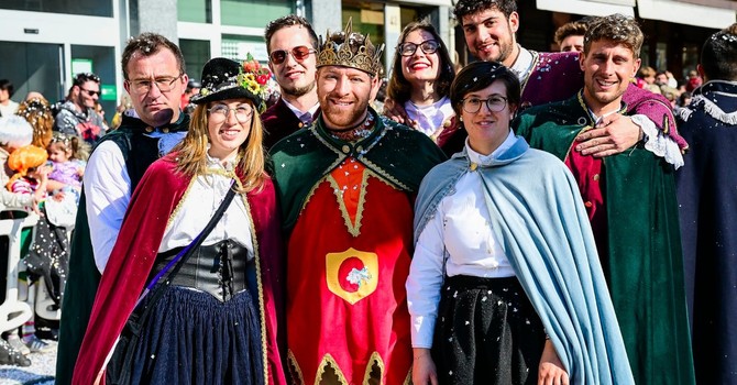 Da sinistra La Bela Isidora e il Cunt Rugnun con altre maschere carnevalesche Da sinistra La Bela Isidora e il Cunt Rugnun con altre maschere carnevalesche