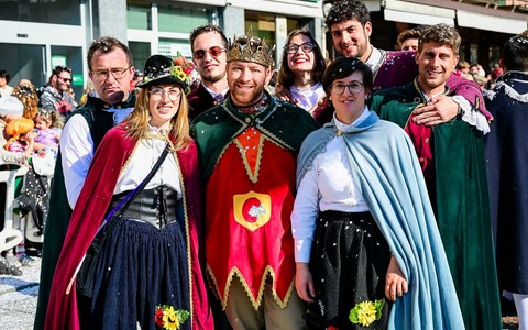 Da sinistra La Bela Isidora e il Cunt Rugnun con altre maschere carnevalesche