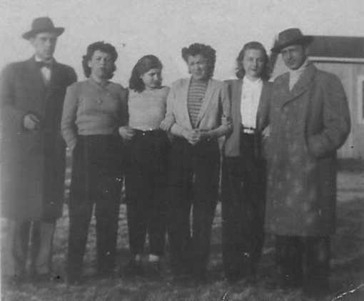 Da sinistra, Mario e Lucia, i genitori di Secondo, con altri piemontesi immigrati a Göteborg. Sullo sfondo una baracca della Colonia Italiana della Skf.