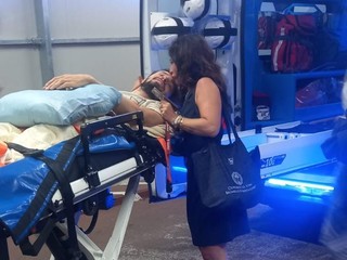 Eleonora Pertusio accoglie Mattia Vignolo appena prima che venga portato all'Ospedale Niguarda di Milano