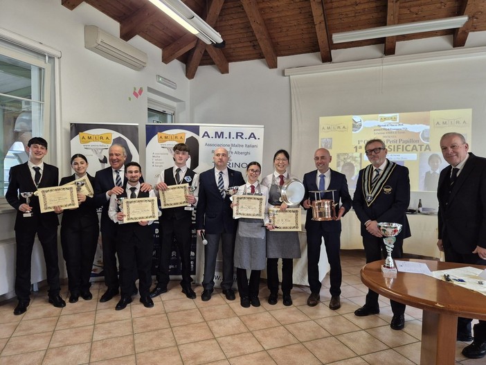 Le premiazioni: con il grembiule grigio la coppia eporediese che si è aggiudicata il primo posto