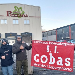 La protesta di fronte ai cancelli