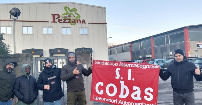 La protesta di fronte ai cancelli