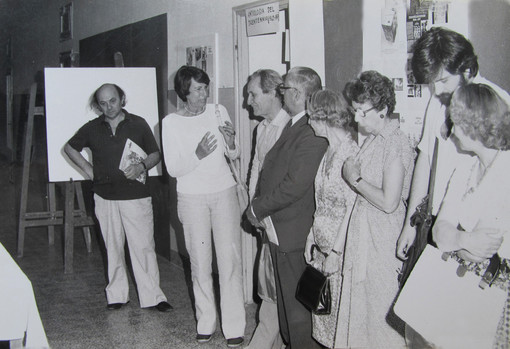 Filippo Scroppo, terzo a sinistra, all’inaugurazione di una mostra nel 1980