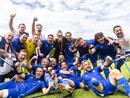 Maurizio Allasia, il primo in basso a sinistra, con la maglia bianca, festeggia il quinto posto con squadra e staff
