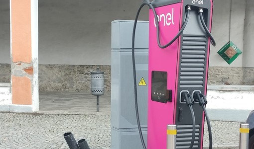 Firme contro la colonnina di ricarica delle auto elettriche: “Danneggia l’ala” Firme contro la colonnina di ricarica delle auto elettriche: “Danneggia l’ala”