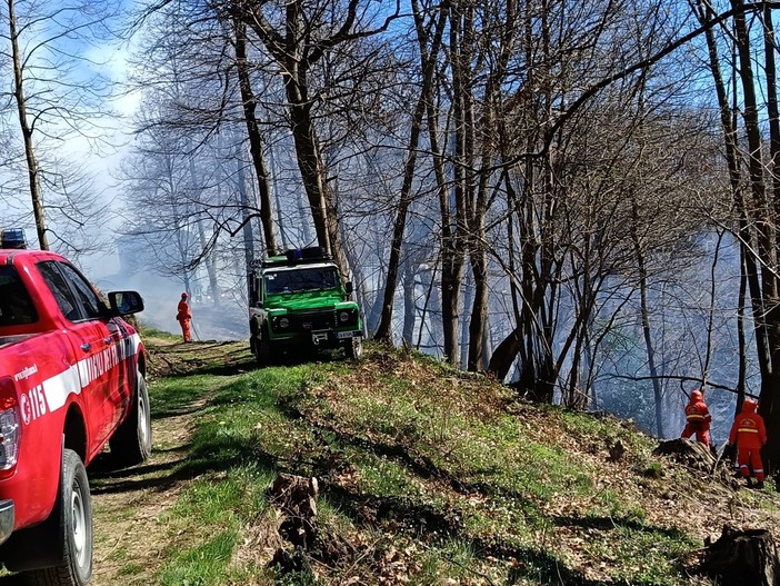 Incendio ad Angrogna: Vigili del fuoco e Aib in località Raggio