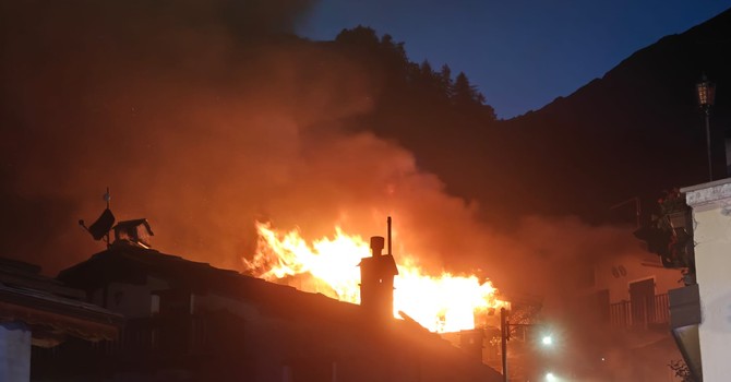 Una casa va in fiamme nel capoluogo di Usseaux