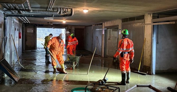 Garage allagato: Aib al lavoro nel pomeriggio a Prali Garage allagato: Aib al lavoro nel pomeriggio a Prali