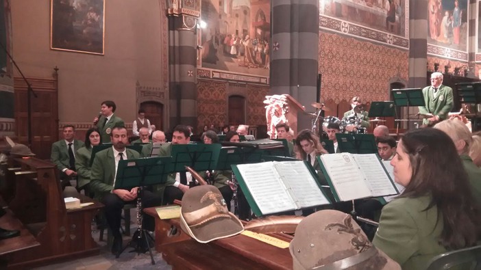 Dal 'Canzoniere militare' a Il Postino passando per Rossini: la banda Ana festeggia
