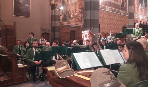 Dal 'Canzoniere militare' a Il Postino passando per Rossini: la banda Ana festeggia